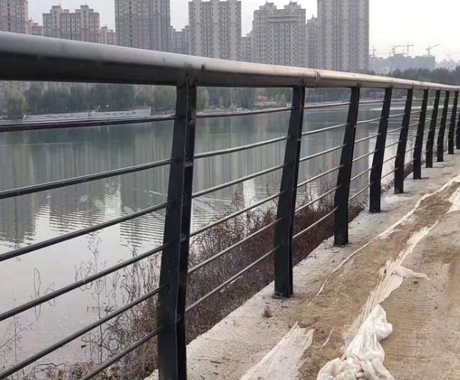 怎樣保護(hù)和維護(hù)景觀護(hù)欄